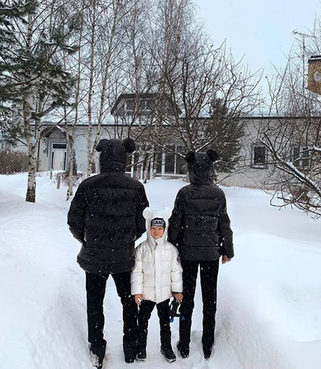 Евгений Плющенко и Яна Рудковская с сыном