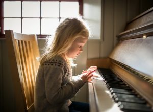 children music piano musical instrument 1471537 - Татьяна Черниговская о генах и способностях: «Кто такие наши дети?»