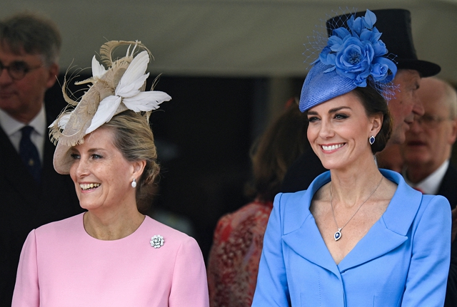 Кейт Миддлтон, графиня Софи и другие члены королевской семьи на церемонии Ордена Подвязки