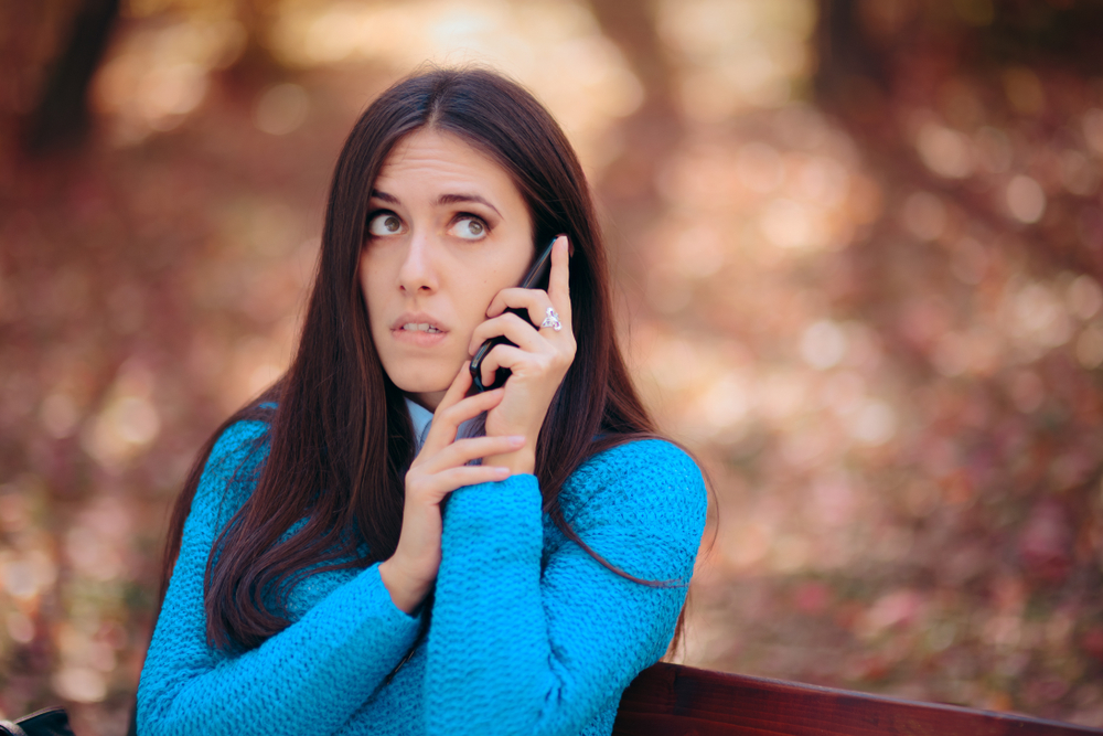 Если вам страшно отвечать на телефонные звонки или разговаривать с незнакомцами, это может быть симптомом социофобии. Фото © Shutterstock